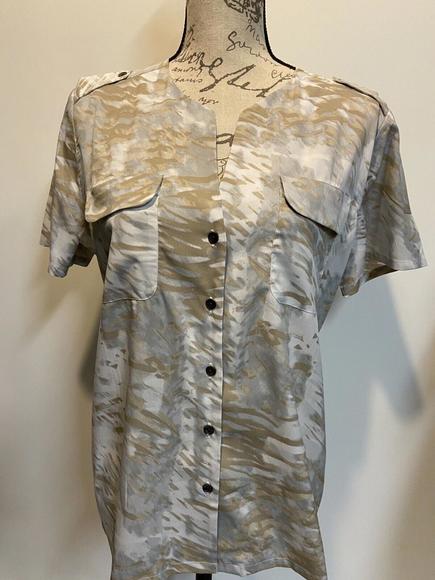 Chico's Women’s 2 Pocket Epaulet Button Down Short Sleeve Shirt Size 2 Large - Picture 2 of 8